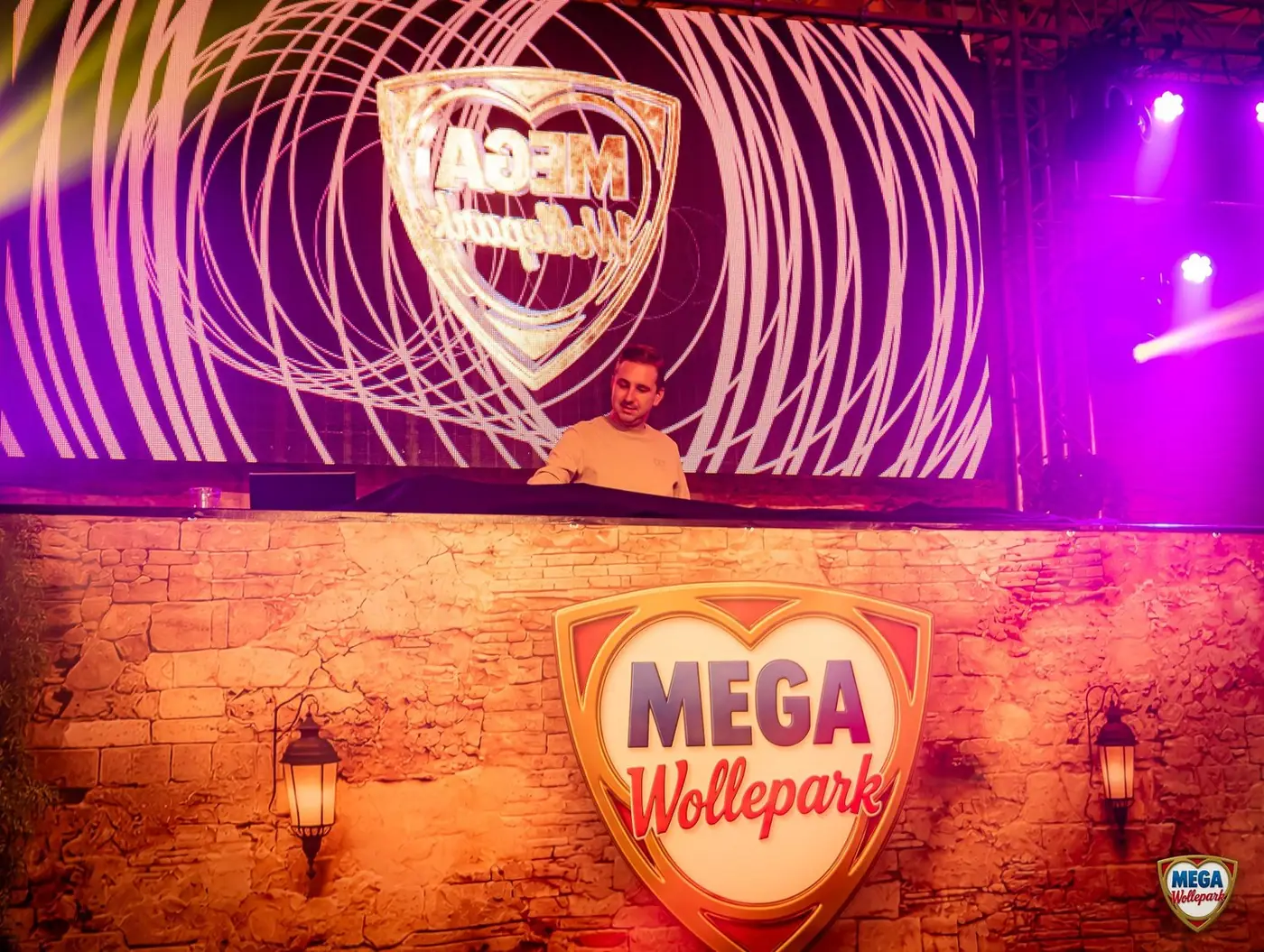 Het schild in neon boven de dj-booth