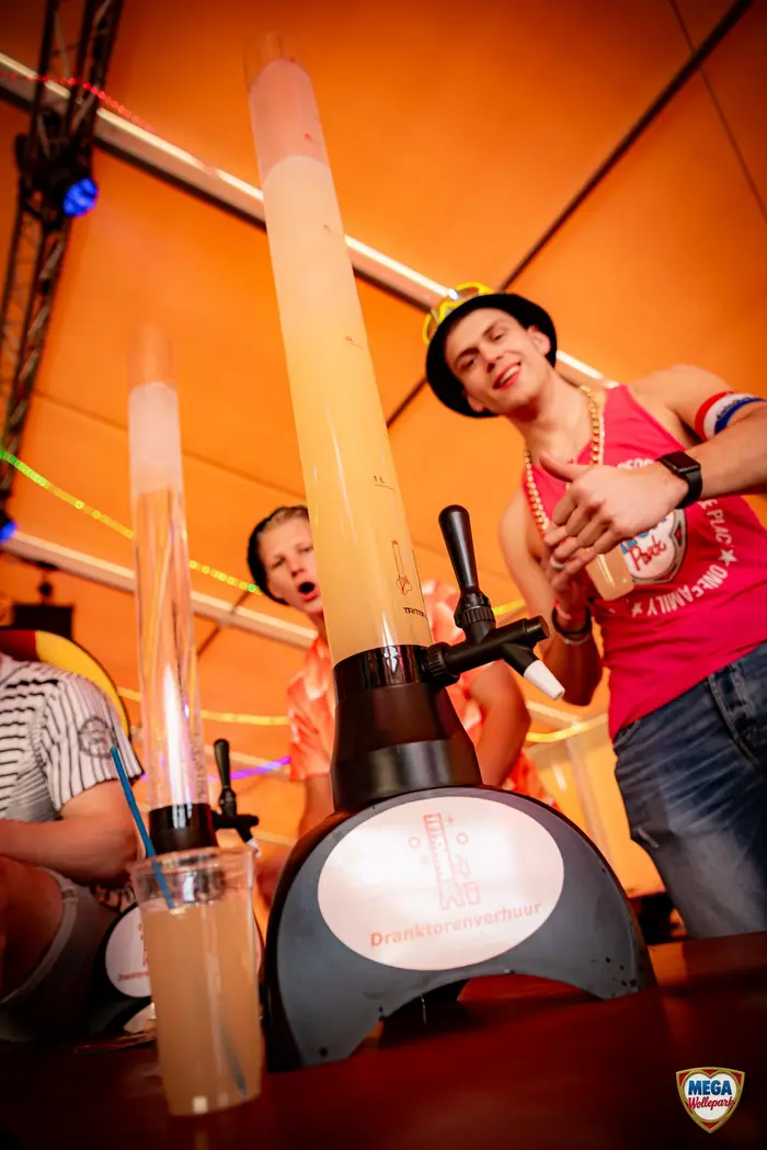 Feestganger tapt uit een drankpaal