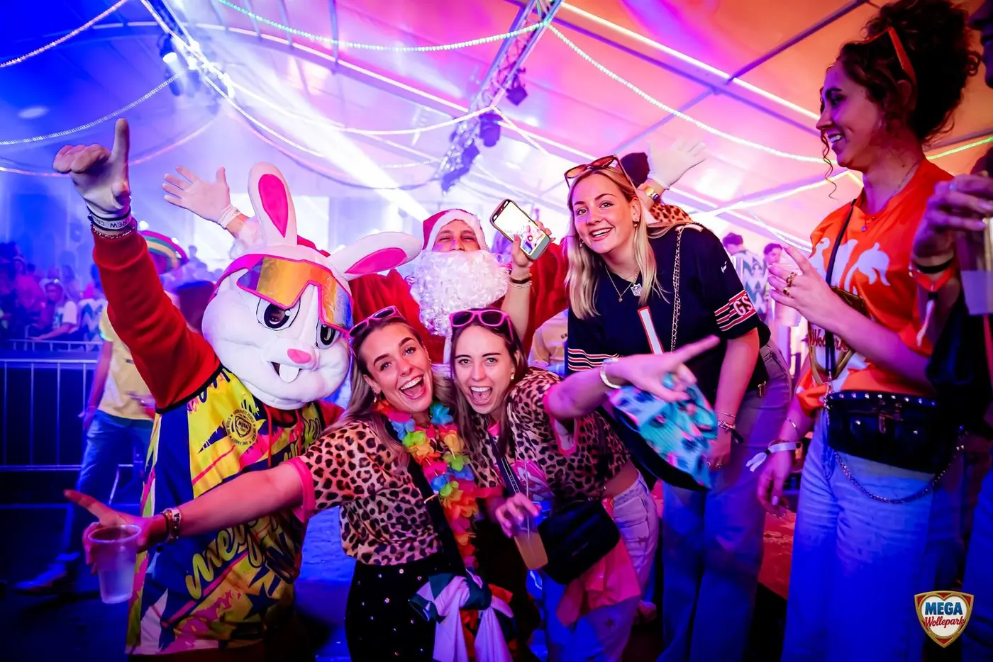 Volle tent met Kolijn en feestgangers