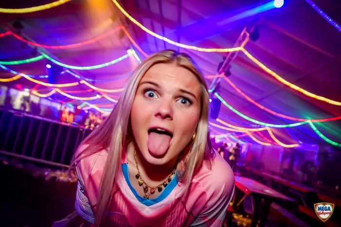Feestganger trekt een gek gezicht
