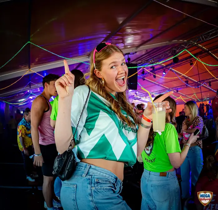 Feestganger in het zigzagshirt